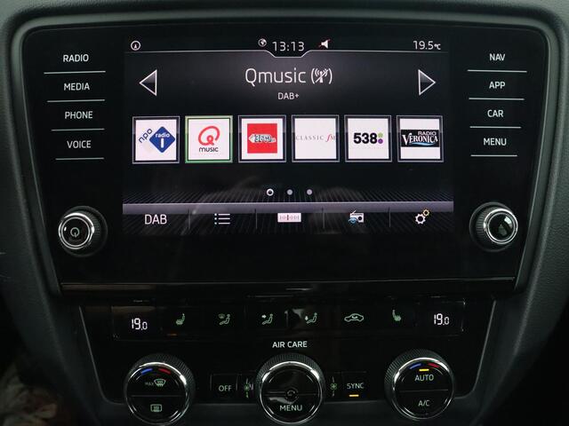 Skoda OCTAVIA 1.0 TSI Ambition | Trekhaak | Stoelverwarming | Carplay | Full LED | Half leder | Navigatie | Sportstuur | Parkeerhulp | Climate control | Cruise control | DAB