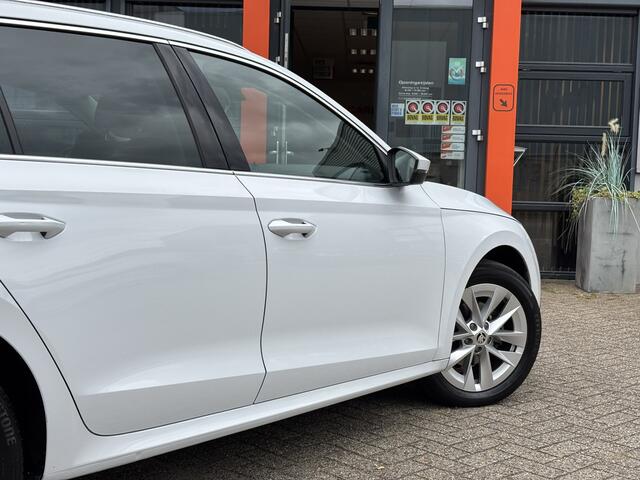 Skoda OCTAVIA Combi 1.0 TSI Business Edition / Trekhaak / Camera / Navi / Elektrische achterklep / Stoelverwarming /