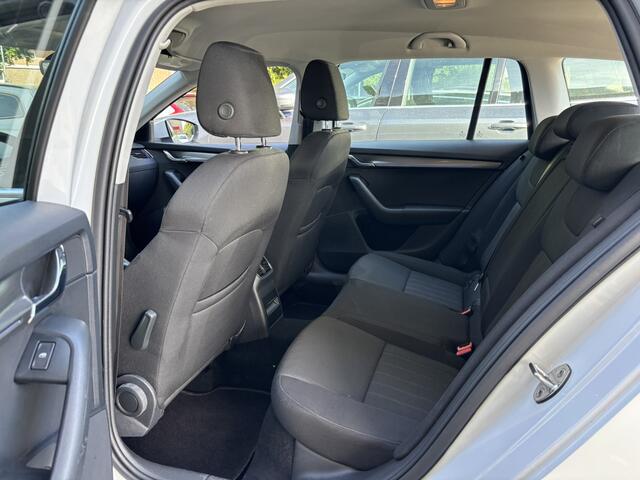 Skoda OCTAVIA Combi 1.5 TSI Greentech Style Xenon ACC stoelverwarming