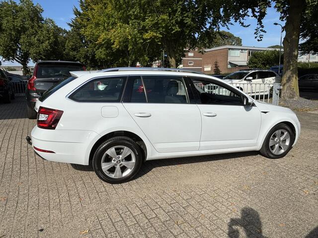 Skoda OCTAVIA Combi 1.5 TSI Greentech Style Xenon ACC stoelverwarming
