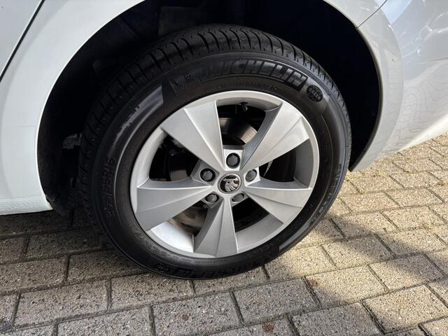 Skoda OCTAVIA Combi 1.5 TSI Greentech Style Xenon ACC stoelverwarming