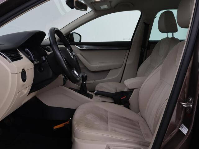 Skoda OCTAVIA 1.0 TSI Style | Stoelverwarming | Leder/Alcantara | Carplay | Park Assist | Full LED | Keyless | Navigatie | Climate control | Cruise control