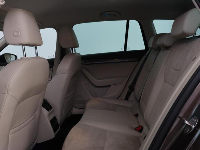 Skoda OCTAVIA 1.0 TSI Style | Stoelverwarming | Leder/Alcantara | Carplay | Park Assist | Full LED | Keyless | Navigatie | Climate control | Cruise control