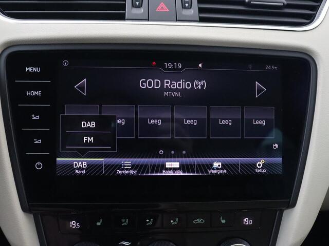 Skoda OCTAVIA 1.0 TSI Style | Stoelverwarming | Leder/Alcantara | Carplay | Park Assist | Full LED | Keyless | Navigatie | Climate control | Cruise control