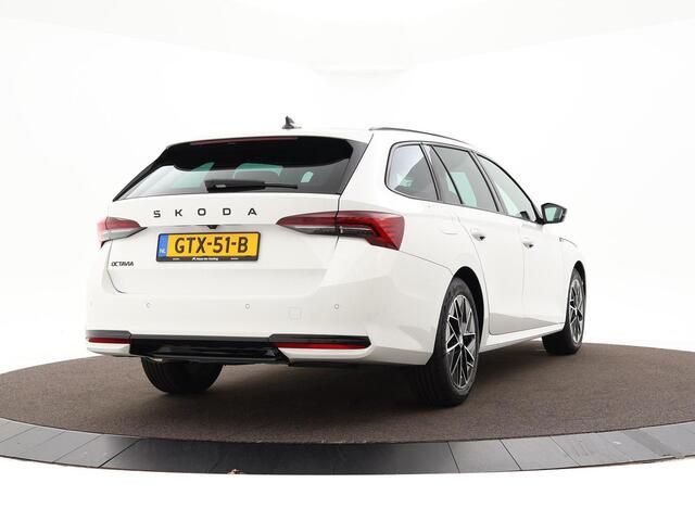 Skoda OCTAVIA Combi 1.5 TSI 150pk DSG MHEV Sportline Business · Apple/Android Car Play · Camera · Keyless · Elek. Achterklep · Sfeerverlichting · 17'' Inch ·
