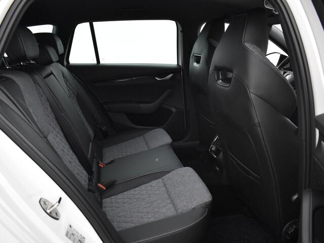 Skoda OCTAVIA Combi 1.5 TSI 150pk DSG MHEV Sportline Business · Apple/Android Car Play · Camera · Keyless · Elek. Achterklep · Sfeerverlichting · 17'' Inch ·