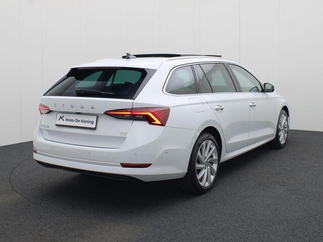 Skoda OCTAVIA Combi 1.4TSI 150kW/204PK iV PHEV Business Edition Plus · Panoramadak · Camera + Parkeersensoren · Leder