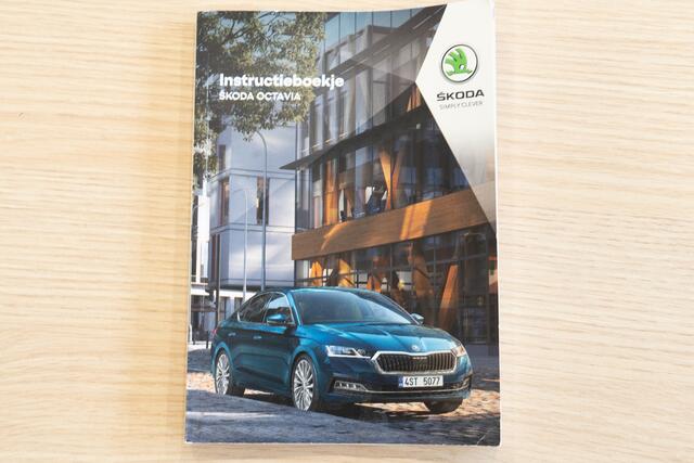 Skoda OCTAVIA Combi 1.0 TSi Business Edition | Virtual Cockpit | Trekhaak | Sportstoelen | PDC | Climate Control