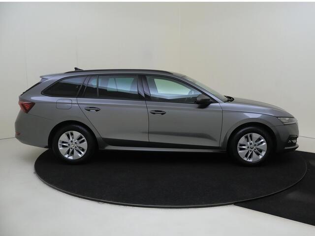 Skoda OCTAVIA Combi 1.0 e-TSI Business Edition | Navigatie | Stoelverwarming | Keyless | Parkeersensoren | CarPlay | Elektrisch inklapbare buitenspiegels | Rijprofielkeuze |