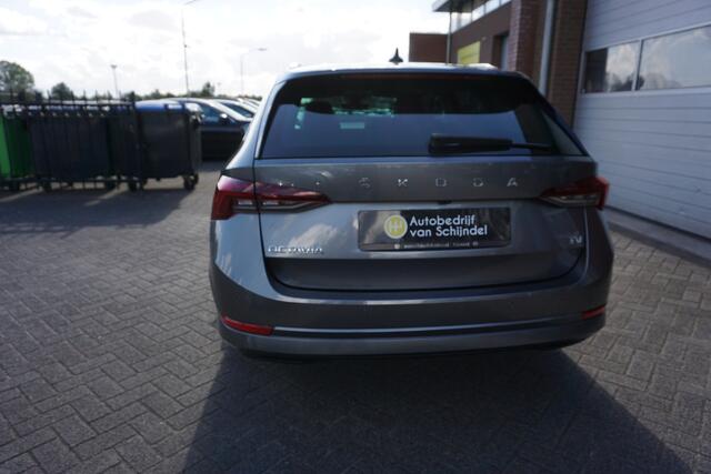 Skoda OCTAVIA Combi 1.4 TSI iV PHEV STYLE LUXE KEURIGE NETTE STAAT! CAMERA DIGITALE COCKPIT STOEL+STUURVERWARMING ADAPTIEVE CRUISE ANDROID/APPLECARPLAY NAVI ELECTR.KLEP 1/2LEDER FULL LED KEYLESS ENZ...