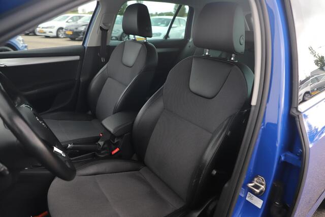 Skoda OCTAVIA Combi 1.0 TSI Upgrade Business Edition Trekhaak Navigatie Carplay Android 16 inch LMV Half Leder Climate Cruise Control Stoelverwarming