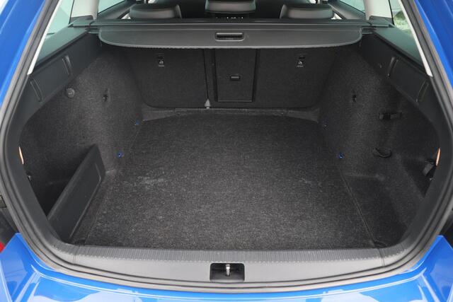 Skoda OCTAVIA Combi 1.0 TSI Upgrade Business Edition Trekhaak Navigatie Carplay Android 16 inch LMV Half Leder Climate Cruise Control Stoelverwarming