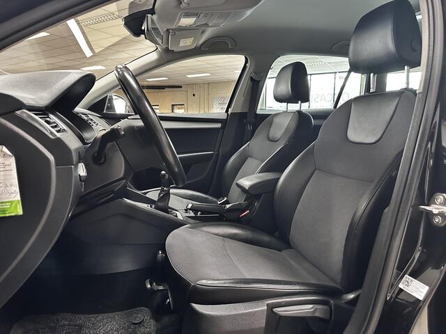 Skoda OCTAVIA Combi 1.0 TSI Greentech Business Edition/ Trekhaak!/ Stoelverw./ 16''LMV/ DAB+/ Apple+Android/ Half-LEDER/ Clima/ Navi/ Cruise/ Bluetooth/ Multi.LEDER.Stuur/ Elek.Pakket/ Isofix/ PDC Achter.