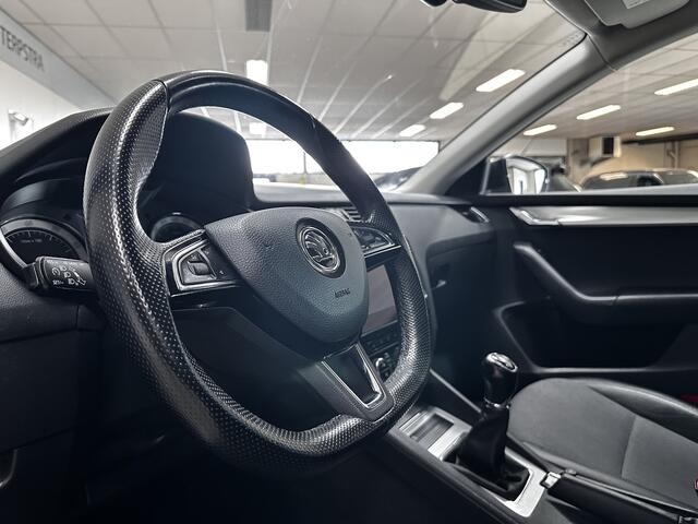 Skoda OCTAVIA Combi 1.0 TSI Greentech Business Edition/ Trekhaak!/ Stoelverw./ 16''LMV/ DAB+/ Apple+Android/ Half-LEDER/ Clima/ Navi/ Cruise/ Bluetooth/ Multi.LEDER.Stuur/ Elek.Pakket/ Isofix/ PDC Achter.