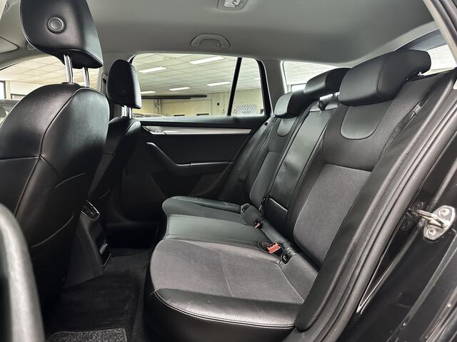 Skoda OCTAVIA Combi 1.0 TSI Greentech Business Edition/ Trekhaak!/ Stoelverw./ 16''LMV/ DAB+/ Apple+Android/ Half-LEDER/ Clima/ Navi/ Cruise/ Bluetooth/ Multi.LEDER.Stuur/ Elek.Pakket/ Isofix/ PDC Achter.