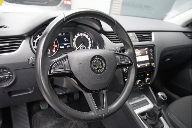 Skoda OCTAVIA Combi 1.5 TSI 150PK! Ambition Business BJ2019 Lmv 16" | Pdc | Navi | Trekhaak | Achteruitrijcamera | App-Connect | Climate control | Cruise control | Getint glas