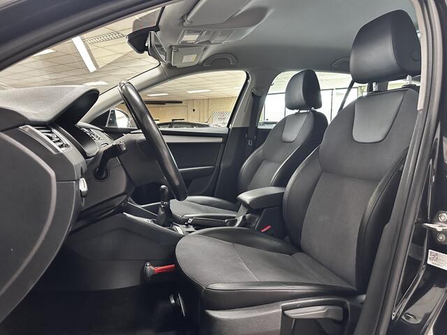 Skoda OCTAVIA Combi 1.0 TSI Greentech Business Edition/ Trekhaak/ Apple + Android/ DAB+/ Half-Leder/ Navi/ Clima/ Cruise/ Stoelverw./ Elek. pakket/ Bluetooth/ Multi. LEDER. Stuur/ Mistl./ PDC/ Extra getint glas.