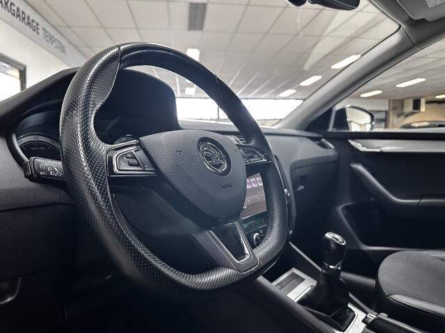 Skoda OCTAVIA Combi 1.0 TSI Greentech Business Edition/ Trekhaak/ Apple + Android/ DAB+/ Half-Leder/ Navi/ Clima/ Cruise/ Stoelverw./ Elek. pakket/ Bluetooth/ Multi. LEDER. Stuur/ Mistl./ PDC/ Extra getint glas.