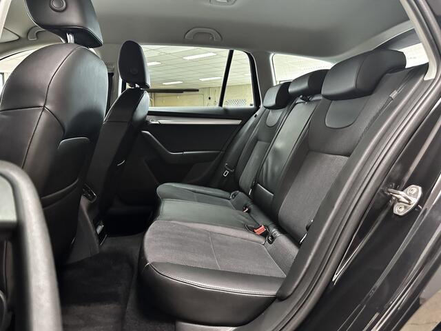 Skoda OCTAVIA Combi 1.0 TSI Greentech Business Edition/ Trekhaak/ Apple + Android/ DAB+/ Half-Leder/ Navi/ Clima/ Cruise/ Stoelverw./ Elek. pakket/ Bluetooth/ Multi. LEDER. Stuur/ Mistl./ PDC/ Extra getint glas.