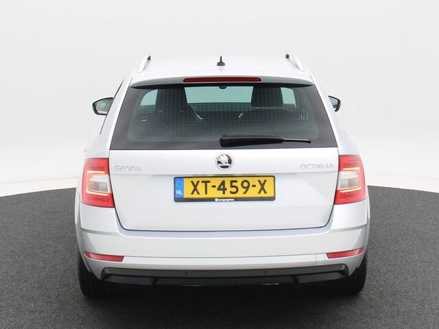 Skoda OCTAVIA Combi 1.0 TSi 115 Pk Automaat Ambition Business | Cruise Control | Navigatiesysteem | Carplay | Climate Control | Sensoren | Privacy Glass | 16 Inch | 51.265 Km