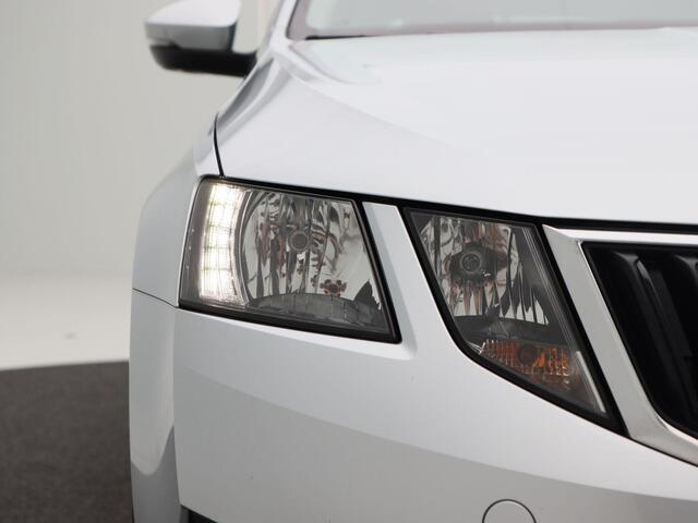 Skoda OCTAVIA Combi 1.0 TSi 115 Pk Automaat Ambition Business | Cruise Control | Navigatiesysteem | Carplay | Climate Control | Sensoren | Privacy Glass | 16 Inch | 51.265 Km