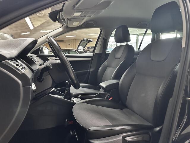 Skoda OCTAVIA Combi 1.0 TSI Greentech Business Edition/ Trekhaak/ Apple + Android/ DAB+/ Half-Leder/ Navi/ Clima/ Cruise/ Stoelverw./ Elek. pakket/ Bluetooth/ Multi. LEDER. Stuur/ Mistl./ PDC/ Extra getint glas.