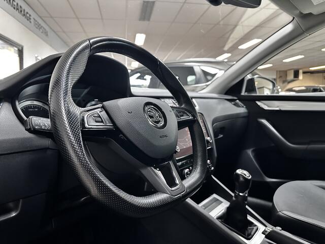Skoda OCTAVIA Combi 1.0 TSI Greentech Business Edition/ Trekhaak/ Apple + Android/ DAB+/ Half-Leder/ Navi/ Clima/ Cruise/ Stoelverw./ Elek. pakket/ Bluetooth/ Multi. LEDER. Stuur/ Mistl./ PDC/ Extra getint glas.
