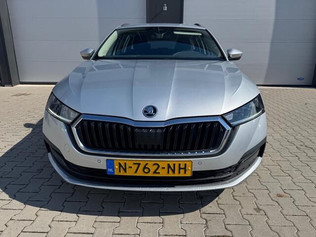 Skoda OCTAVIA 1.0 e-TSI AUTOMAAT / Business Edition / Dealer onderhouden / Wegklapbare trekhaak.