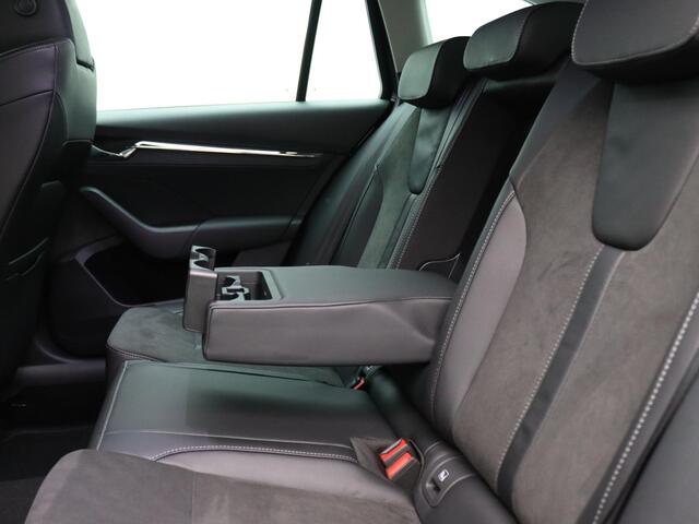 Skoda OCTAVIA Combi 1.4 TSI iV PHEV Business Edition 204PK DSG full led, adaptive cruise, side assist, elek. verstelbare voorstoel, stoelverwarming, 17" lichtmetaal