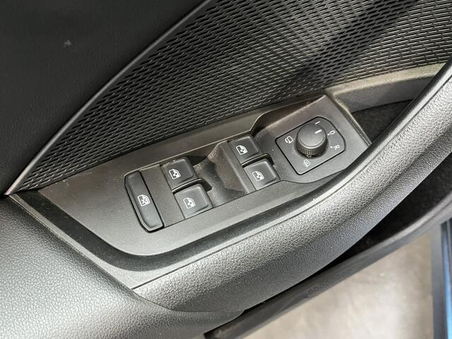 Skoda OCTAVIA Combi 1.0 e-TSI Sport Business / AUTOMAAT/ ELEKTR. TREKHAAK/ GARANTIE TM 06-2027/ NAVI/ PARK. SENSOREN/ RIJ-MODI/ CLIMA/ DIGITAL DASH/ SMARTLINK/ DAB/ LED/ CRUISE