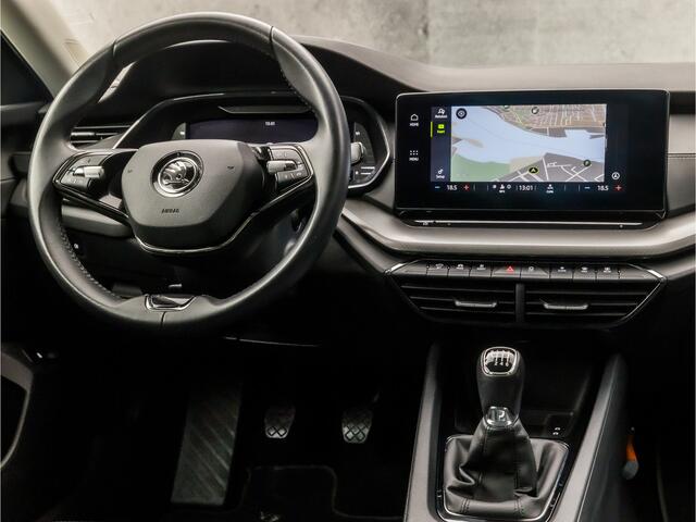 Skoda OCTAVIA Combi 1.0 TSI Sport (VIRTUAL COCKPIT, APPLE CARPLAY, GROOT NAVI, GETINT GLAS, SPORTSTOELEN, LED KOPLAMPEN, KEYLESS, DAB+, NIEUWSTAAT)