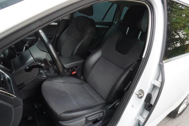 Skoda OCTAVIA Combi 1.0 TSI Greentech Ambition Business | Origineel NL | Automaat | Cruise Control | PDC | Climate Control | Navigatie | Trekhaak |