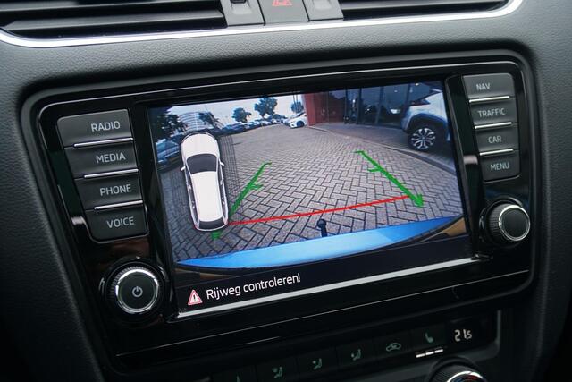 Skoda OCTAVIA Combi 1.8 TSI Greentech Style Business 180PK + PANO / CAMERA / BI-XENON / KEYLESS