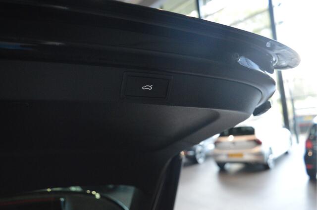 Skoda OCTAVIA Combi 2.0 TDI Sportline navi camera keyless trekhaak 17 inch 150 pk !!