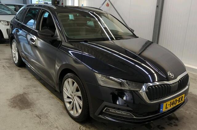 Skoda OCTAVIA Combi 1.0 e-TSI Automaat Business Edition Plus Navigatie Panoramadak Trekhaak Camera Carplay Keyless Stoel + Stuur verwarming 18 Inch Velgen Getint Glas NL Auto Alcantara 1/2 Leder NL Auto 1e Eigenaar