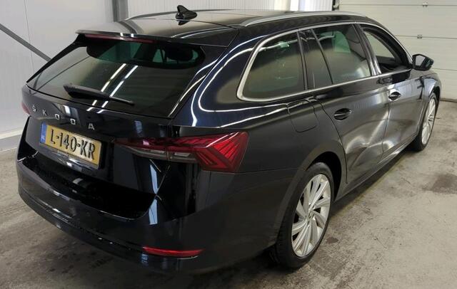 Skoda OCTAVIA Combi 1.0 e-TSI Automaat Business Edition Plus Navigatie Panoramadak Trekhaak Camera Carplay Keyless Stoel + Stuur verwarming 18 Inch Velgen Getint Glas NL Auto Alcantara 1/2 Leder NL Auto 1e Eigenaar