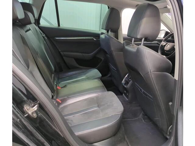 Skoda OCTAVIA Combi 1.0 e-TSI Automaat Business Edition Plus Navigatie Panoramadak Trekhaak Camera Carplay Keyless Stoel + Stuur verwarming 18 Inch Velgen Getint Glas NL Auto Alcantara 1/2 Leder NL Auto 1e Eigenaar