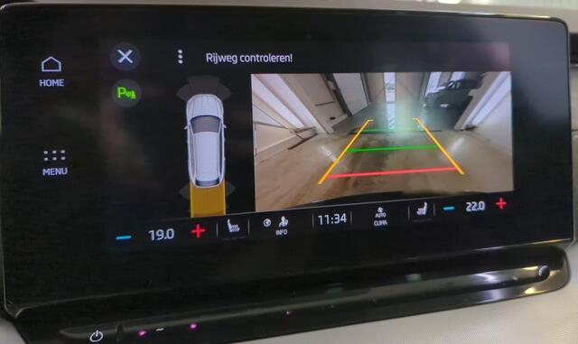 Skoda OCTAVIA Combi 1.0 e-TSI Automaat Business Edition Plus Navigatie Panoramadak Trekhaak Camera Carplay Keyless Stoel + Stuur verwarming 18 Inch Velgen Getint Glas NL Auto Alcantara 1/2 Leder NL Auto 1e Eigenaar