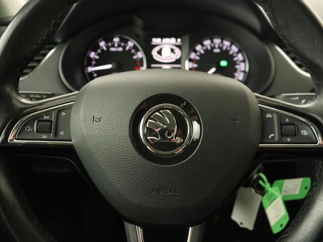 Skoda OCTAVIA 1.0 TSI Ambition | 1e eigenaar | Stoelverwarming | Trekhaak | Verwarmde voorruit | DAB | Navigatie | Parkeerhulp | Climate control | Cruise control | Getint glas