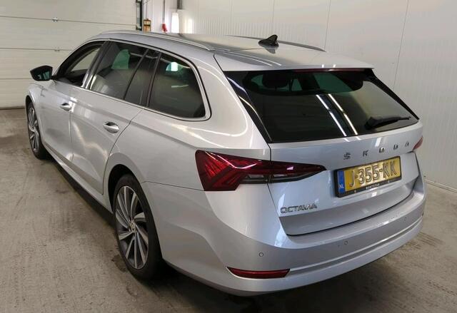 Skoda OCTAVIA Combi 1.5 TSI 150 PK First Edition Navigatie Keyless Carplay Stoelverwarming ACC Dab Led Matrix Parkeersensoren v+a 18 Inch Velgen Getint Glas NL Auto