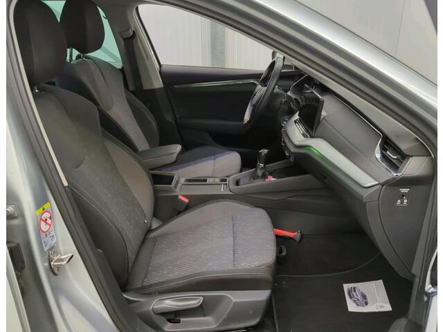 Skoda OCTAVIA Combi 1.5 TSI 150 PK First Edition Navigatie Keyless Carplay Stoelverwarming ACC Dab Led Matrix Parkeersensoren v+a 18 Inch Velgen Getint Glas NL Auto