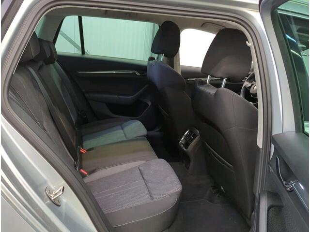 Skoda OCTAVIA Combi 1.5 TSI 150 PK First Edition Navigatie Keyless Carplay Stoelverwarming ACC Dab Led Matrix Parkeersensoren v+a 18 Inch Velgen Getint Glas NL Auto