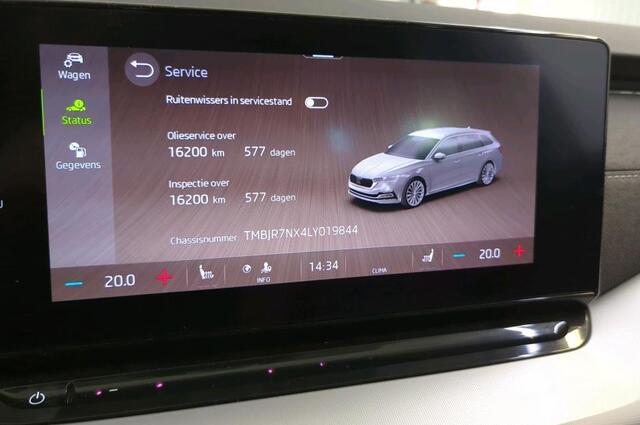 Skoda OCTAVIA Combi 1.5 TSI 150 PK First Edition Navigatie Keyless Carplay Stoelverwarming ACC Dab Led Matrix Parkeersensoren v+a 18 Inch Velgen Getint Glas NL Auto