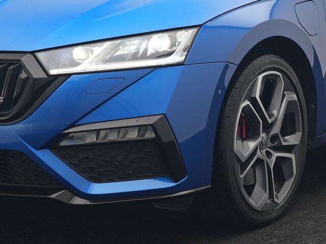 Skoda OCTAVIA Combi 1.4 TSI RS iV Business Plug In Hybrid 245pk Dealer O.H PHEV | Adaptive Cruise | Camera | Sportstoelen Verwarmd | Apple Carplay | Navigatie | Crystal LED | Blis | Keyless | Stuur Verwarmd | Virtual | DAB |