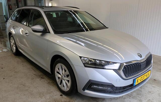 Skoda OCTAVIA Combi 1.0 e-TSI DSG Business Edition Navigatie Panoramdak Keyless Carplay 17 Inch Velgen ACC Dab Led Koplampen Extra Getint Glas NL Auto