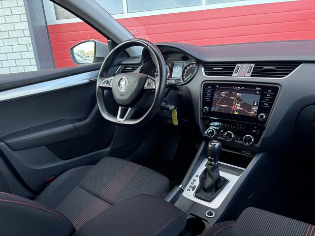 Skoda OCTAVIA Combi 1.0 TSI Greentech Ambition Business AUTOMAAT / RS-STOELEN / TREKHAAK / CARPLAY / NAVI / CLIMA / PDC / DAB+ / NL-AUTO