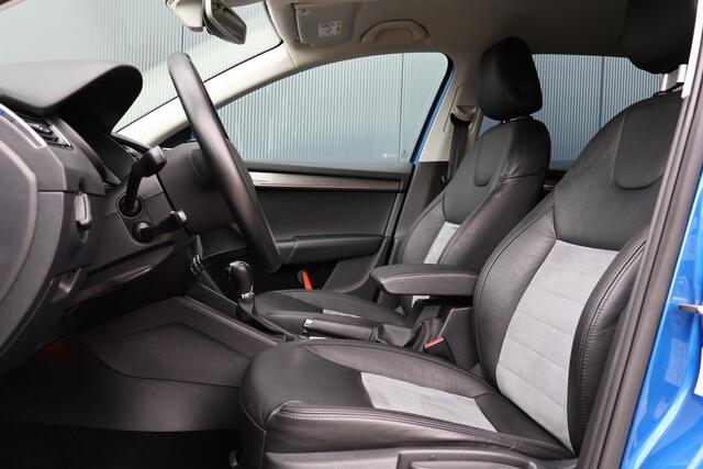 Skoda OCTAVIA Combi 1.0 TSI Greentech Style Business Automaat | Camera | Leer / Alcantara | Stoelverwarming | Trekhaak | 18 Inch | Adaptieve Cruise Control | Canton
