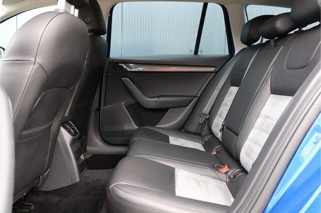 Skoda OCTAVIA Combi 1.0 TSI Greentech Style Business Automaat | Camera | Leer / Alcantara | Stoelverwarming | Trekhaak | 18 Inch | Adaptieve Cruise Control | Canton