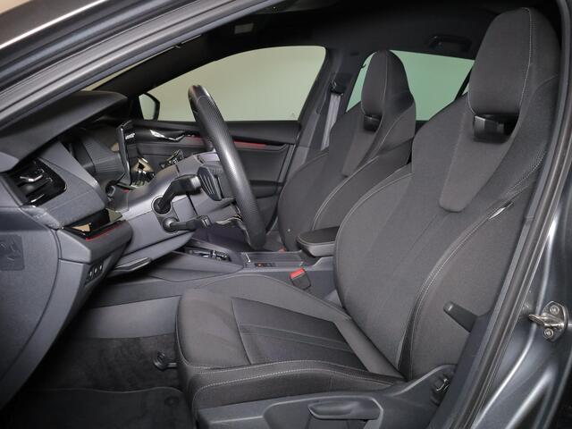 Skoda OCTAVIA Combi 1.4 TSI iV PHEV Sportline Business 204 pk Automaat (DSG) | Verlengde garantie | Navigatie | Parkeersensoren | Adaptieve cruise control | Stoelverwarming |