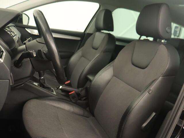 Skoda OCTAVIA 1.6 TDI Greentech Clever Edition | Automaat | Carplay | Stoelverwarming | Navigatie | Cruise control | Climate control | Half leder